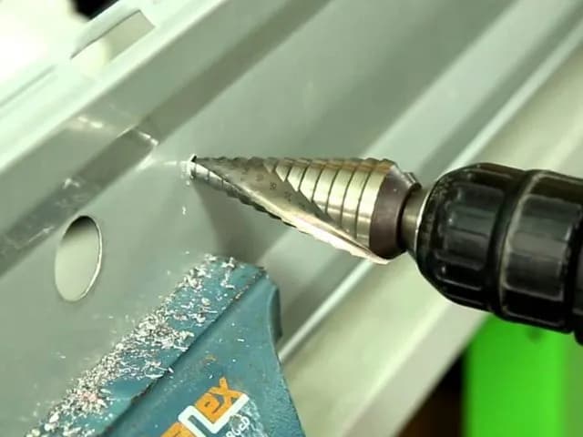 Jak zrobić dziurę w metalu bez wiertarki - skuteczne metody i porady