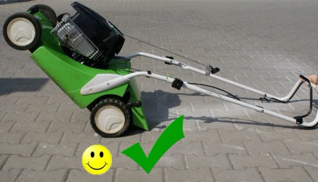 Na którą stronę przechylać kosiarkę, aby uniknąć uszkodzeń? Na którą stronę przechylać kosiarkę, aby uniknąć uszkodzeń?
