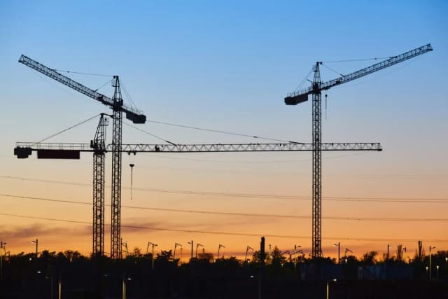 Ile kosztuje dźwig budowlany? Sprawdź ceny i ukryte koszty