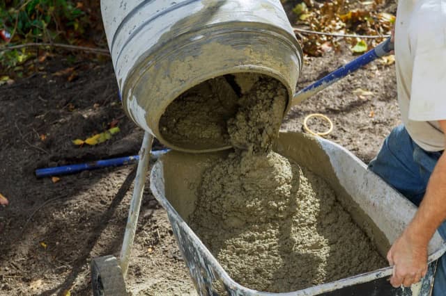 Ile łopat piachu na 25 kg cementu? Sprawdź idealne proporcje