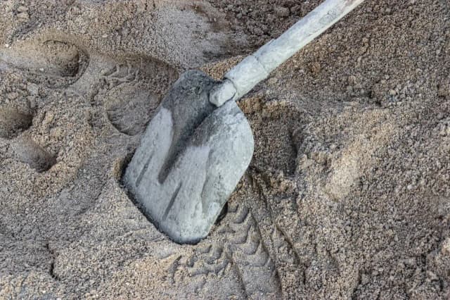 Ile łopat piachu na worek cementu na wylewkę - proste proporcje