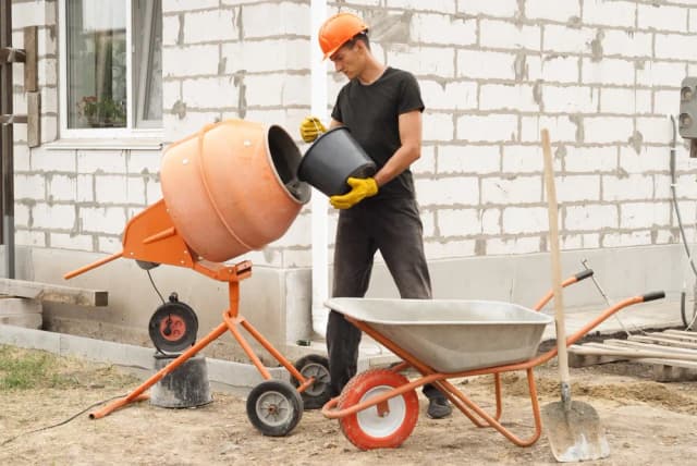 Jaką betoniarkę na 25 kg cementu wybrać, by uniknąć problemów?