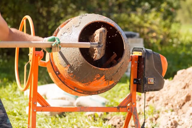 Ile łopat materiału uzyskasz z worka cementu? Praktyczne informacje